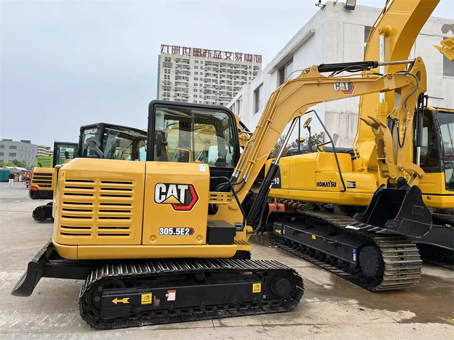 CAT 305.5E2 Маленький 5-тонный экскаватор с пальцем и лезвием
