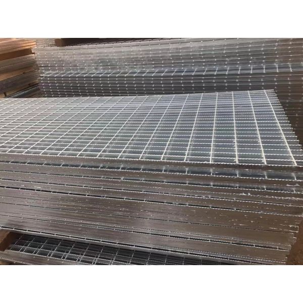 19-W-4 Serrated Steel Grating / Open Grate Stair Treads Galvanized Steel