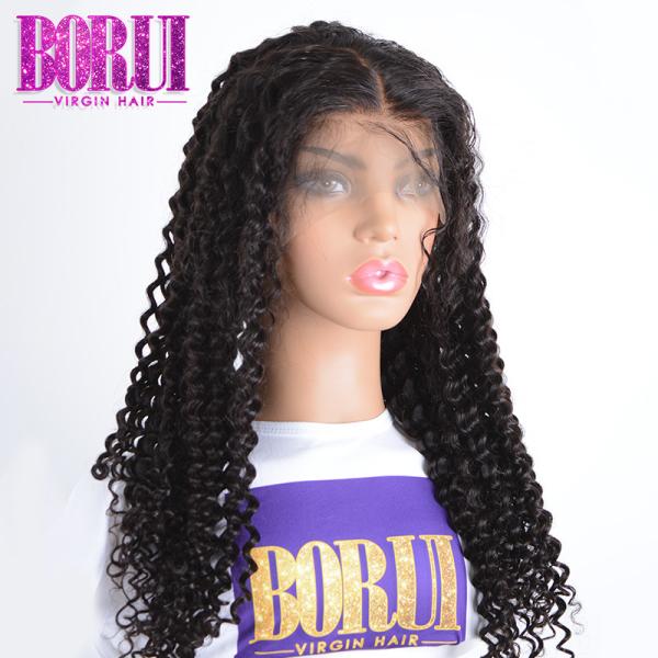 A peruca encaracolado profunda da parte dianteira do laço do cabelo brasileiro, forma a peruca natural do cabelo com cabelo do bebê