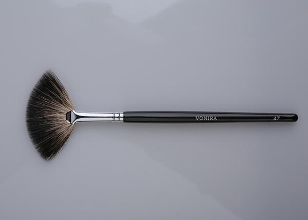 Escovas luxuosas da composição do fã pequeno com cabelo do guaxinim da natureza para a aplicação de terminação