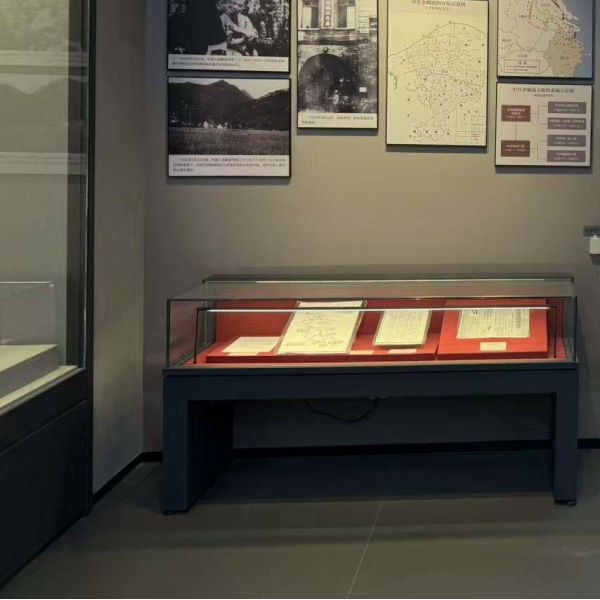 High Strong Glass Exhibit Display Case with LED Lighting Table Display Cabinet