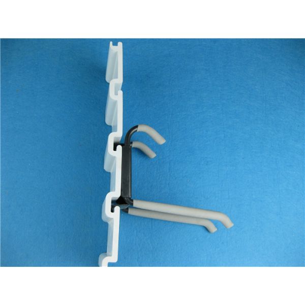 Супермаркет пластичное Slatwall обшивает панелями горячий штемпелевать относящий к окружающей среде