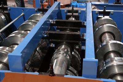 Painel e forro de tapume automático que formam a máquina com corte hidráulico