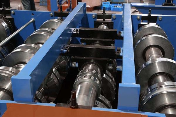 Painel e forro de tapume automático que formam a máquina com corte hidráulico