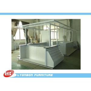 Деревянный киоск для сбываний электроники