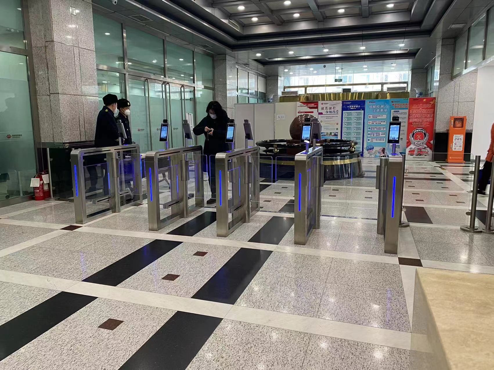 RFID высокоэффективный контроль доступа Пешеходная барьерная дверь Быстрая скорость катушки