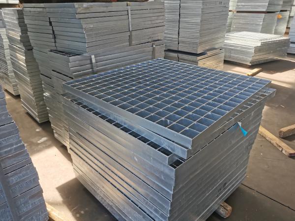 Flat Type 76mm Galvanised Steel Grid Heat Dissipation Stair Grating NAAMM Standard