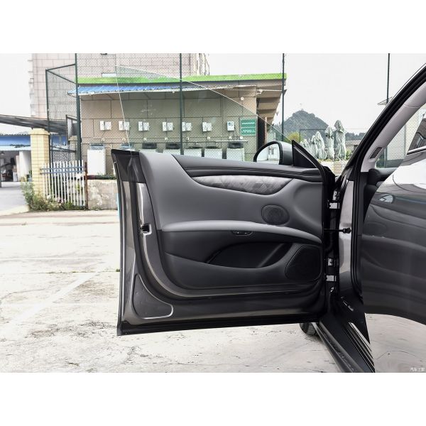 650KM-780KM Range 4WD Electric SUV Car with Auto Gear Box ZHIJI L6 Energy Vehicle