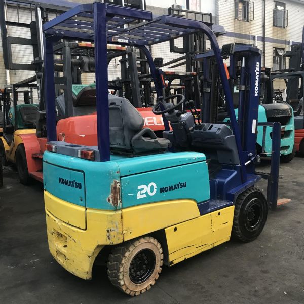 Camion élévateur électrique Komatsu 2 tonnes à deux couleurs jaune et vert hauteur 4 m transport de matériaux livraison dans le monde entier