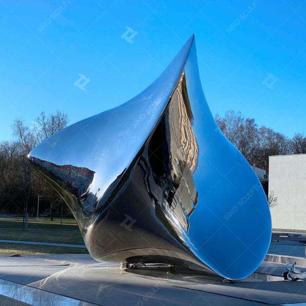 Espelho polido escultura polida de aço inoxidável - um coração pulsante