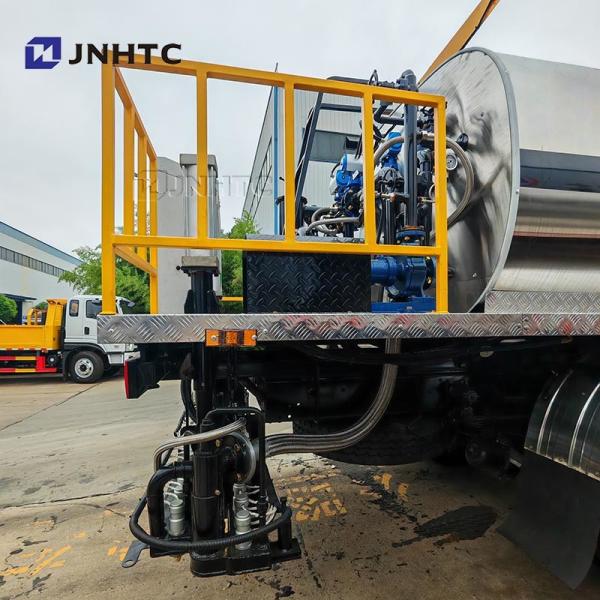 Equipamento de pulverização de asfalto HOWO caminhões 4X2 160HP Intelligent Bitumen Spreader para venda