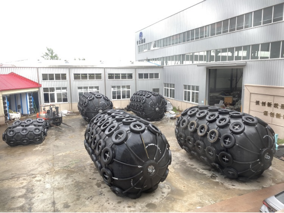 STS basse force de réaction Yokohama Pneumatique Fenders en caoutchouc avec chaîne et pneus