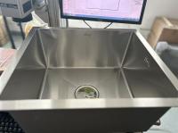 Cuisine en acier inoxydable avec évier unique pour cuisine moderne et fonctionnelle