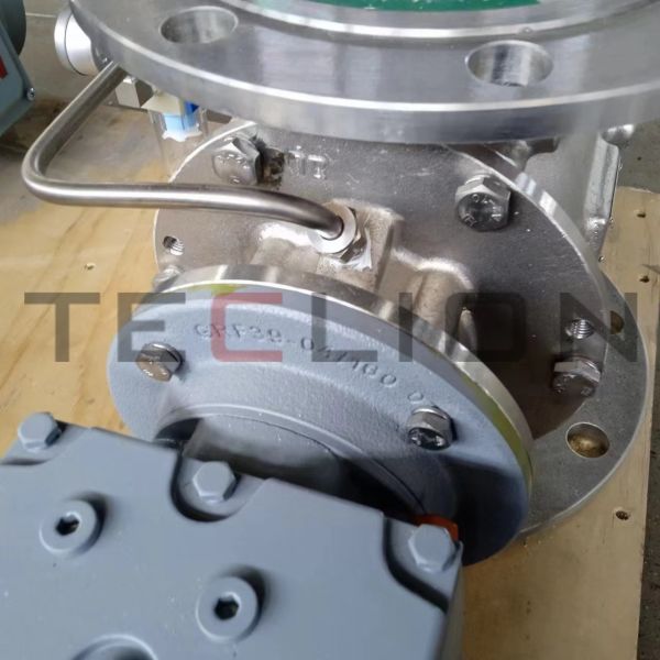 Valve rotative pour le transport de matériaux au carbone poreux