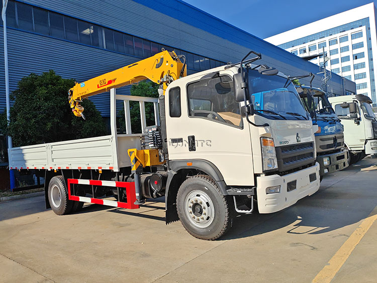 SINOTRUCK 4X2 6 колес грузовик с краном грузовик с монтированным краном для продажи