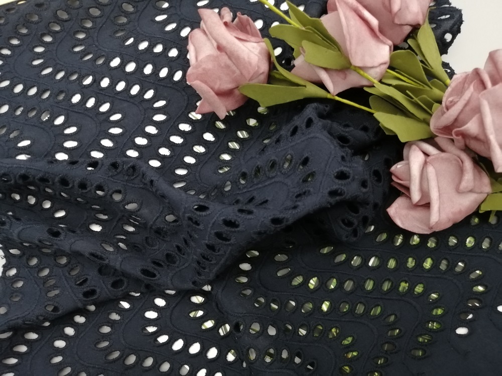 Черное вышитое 100% хлопок ткани отверстии шнурует ткань для платьев