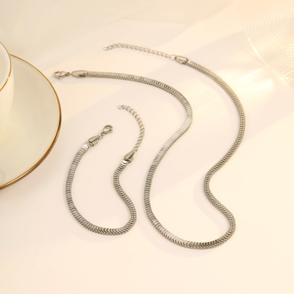 2024 Hot Selling Titanium Steel Necklace Bracelet Hiphop Punk Style Highend Clavicle Chain Design for Men and Women Necklace