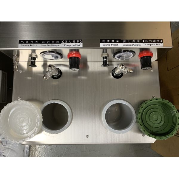 Máquina de llenado de pegamento YUTAI de acero inoxidable de 3 kg de capacidad por tarro para embalaje de bolsas de regalo de zapatos con dos pistolas