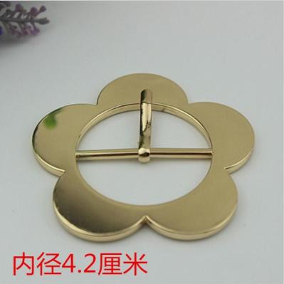 Novelty design bag cover head decoration zinc 42 mm shiny gold flower belt pin buckle for clothing decoration fittings