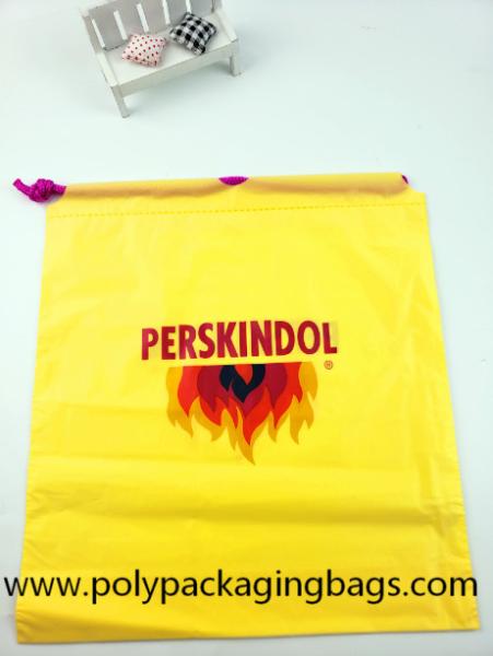 Os sacos de cordão relativos à promoção da malha de nylon impermeável amarela/personalizaram sacos de cordão