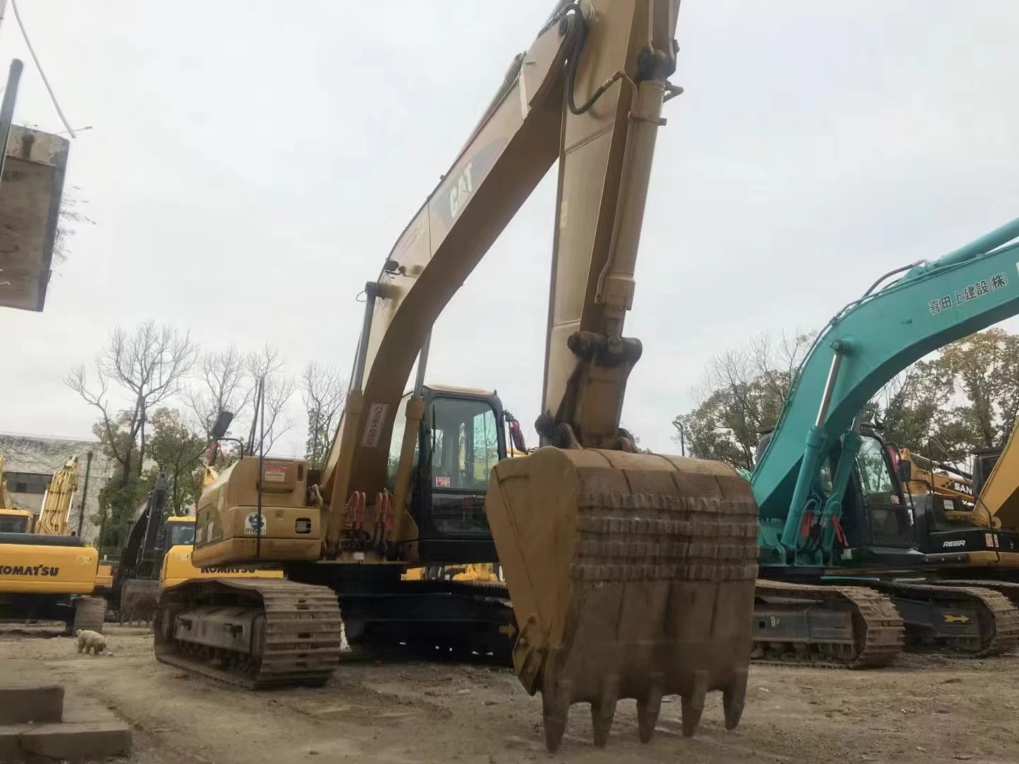 Подержанный экскаватор Cat 320C, в хорошем состоянии, доступен сегодня.