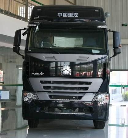 SINOTRUK HOWO Tractor truck / prime mover ZZ4257V3241V new design cabin powerful 420hp