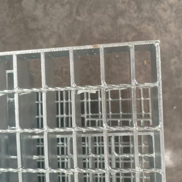 Grille en acier à structure stable et à forte charge dans les centres commerciaux