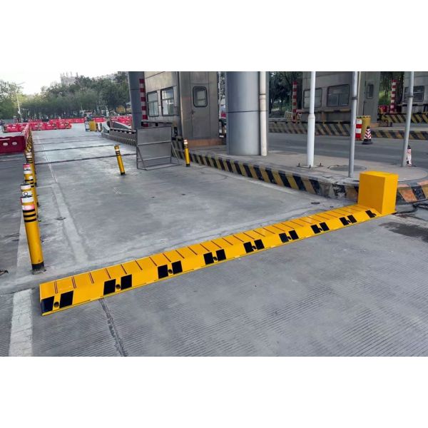 High-Security Vehicle Access Control Road Spike Barrier Tyre Shredder from China