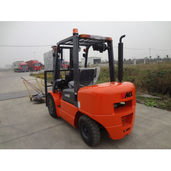 Manual Transmission Diesel Powered Forklift Truck With Rated Capacity 3000kg