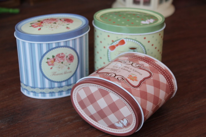 White Metal  Wine Tin Box With Embossing , Custom Tin Packaging Oval Tin Containers