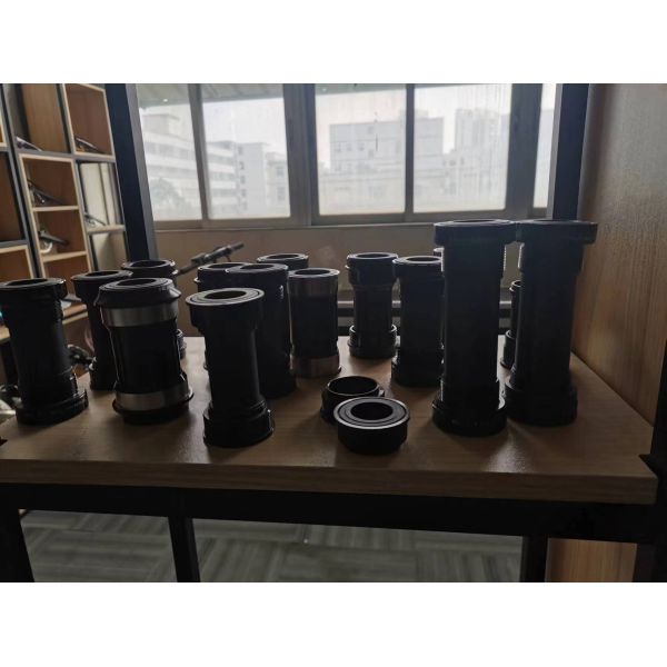 Chine en gros Crankset de vélo routier en gravier de carbone léger 170/172,5 mm Arbre 40/42/44T Chainring.