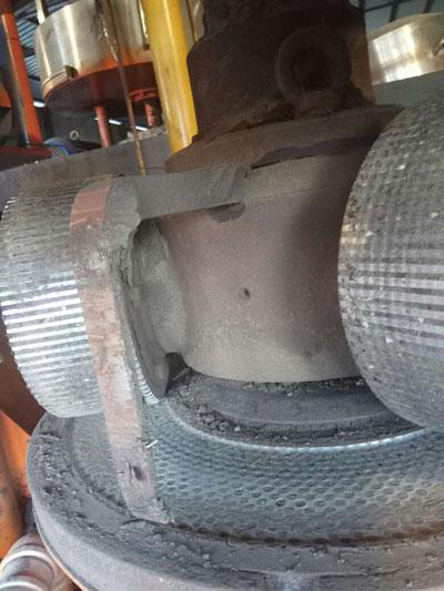 Organic fertilizer dry roller granulator