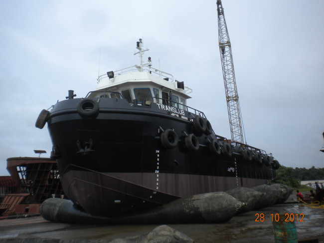 Стыкующ воздушную подушку корабля резиновую спасите плавая запуская пневматическую воздушную подушку