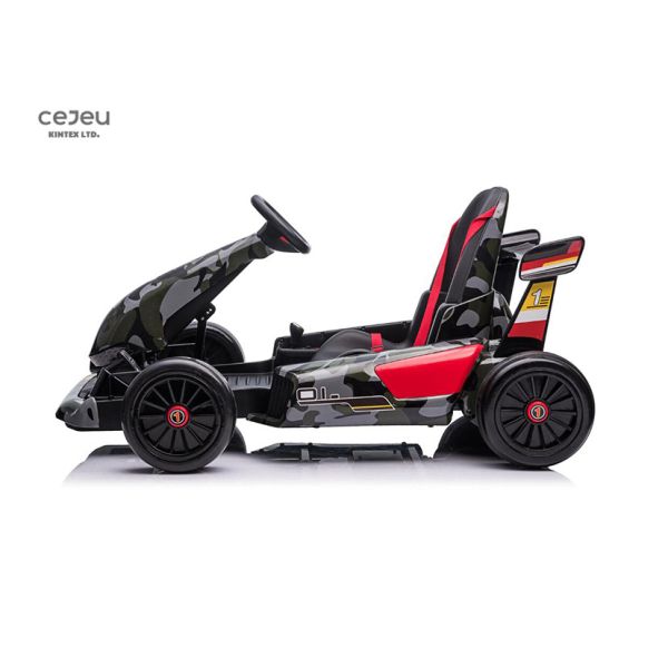 3 лет стареют дети идут езда Karts на направляющем бугеле цепной передачи ловителя кабины лифта на открытом воздухе