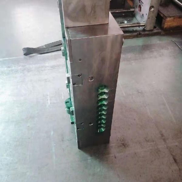 300K Shots SKD61 Base TPU Plastic Injection Mold