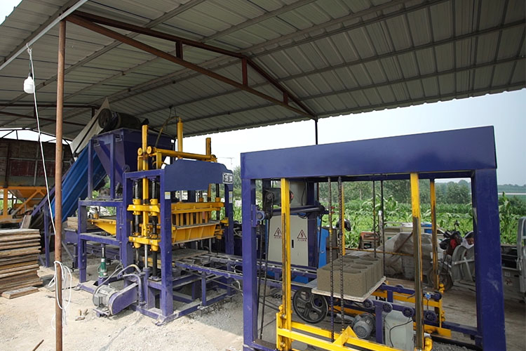 Конкретная машина создателя блока цемента 720pcs/h QT4-15S неубедительная