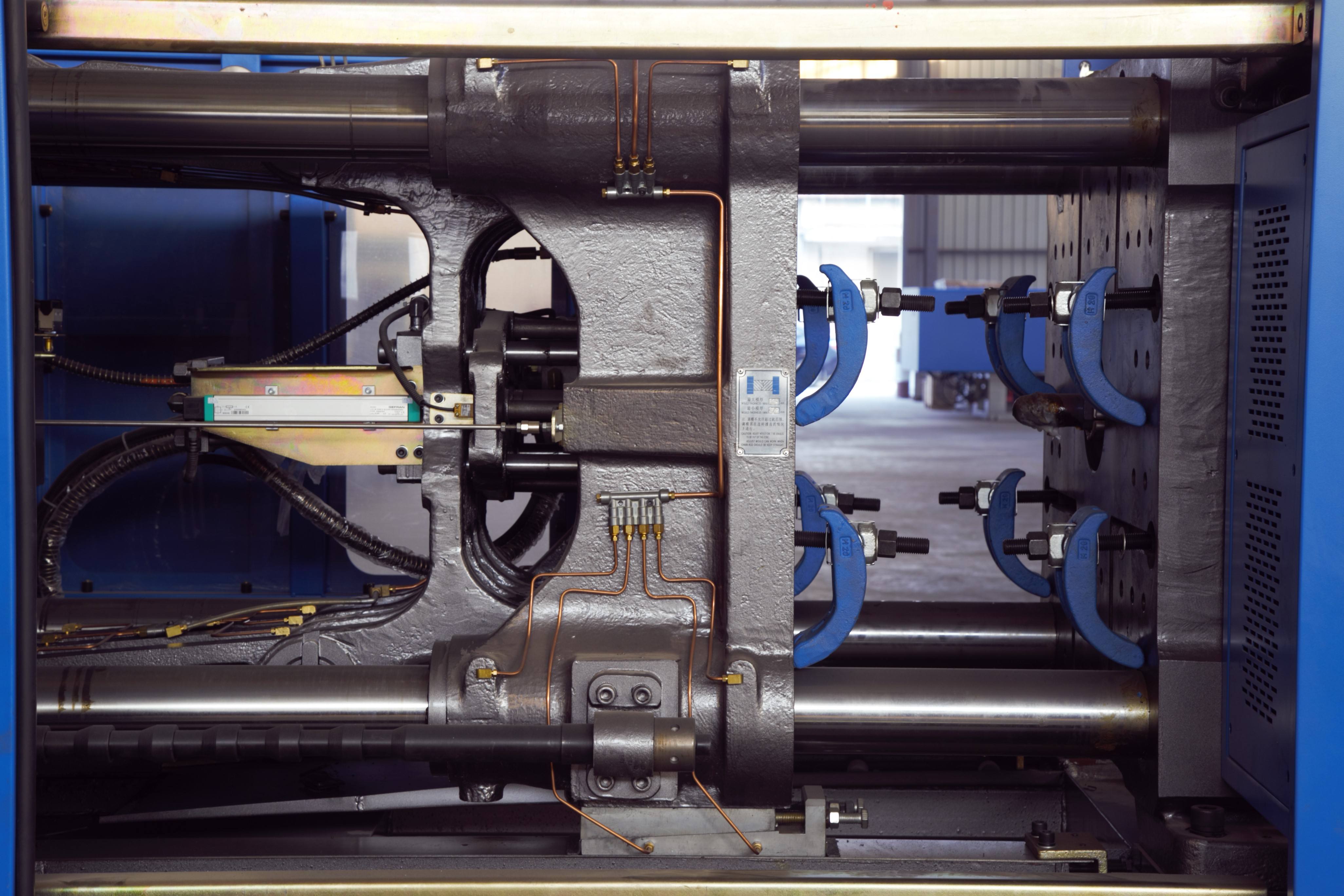 Крышка бутылки отливая пластиковую керамическую машину в форму инжекционного метода литья