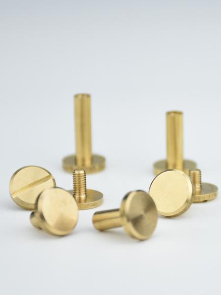 Os parafusos prisioneiros e os rebites de bronze resistentes dos pés da bolsa assentam a parte traseira do parafuso para a matéria têxtil da casa