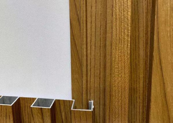 Os perfis de alumínio da extrusão de Firproof cobiçam sarrafos com cor de madeira para o forro da parede da decoração