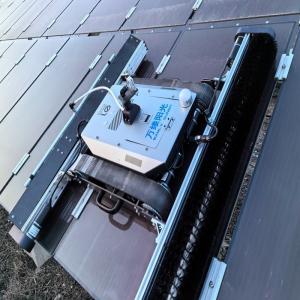 Robô de lavagem de painéis solares de velocidade para manutenção de estações