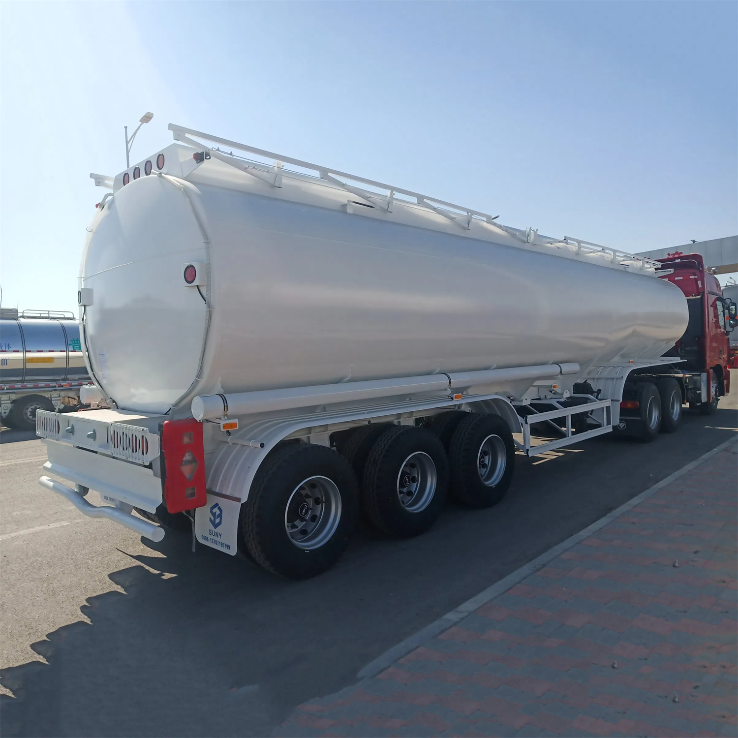 3-Cabin 3-Axle Aluminum Alloy Fuel Tank Semi-Trailer with Dual Line Braking System and 50 ton Max Payload from Original