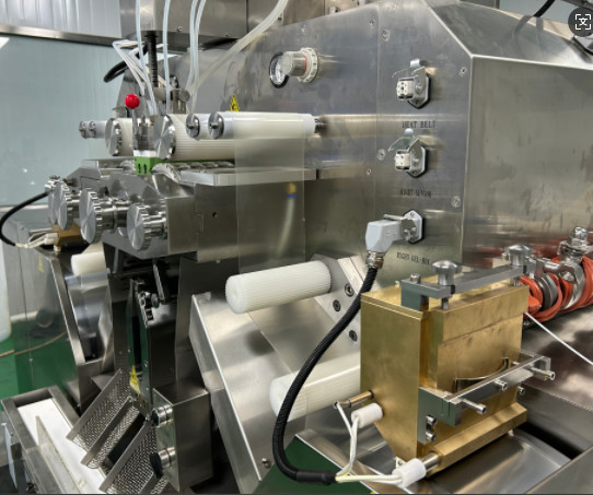 Équipement de formulation de gel doux compact et personnalisable Vitesse de fonctionnement 0-8 tours par minute 1200 mm X 800 mm X 1600 mm