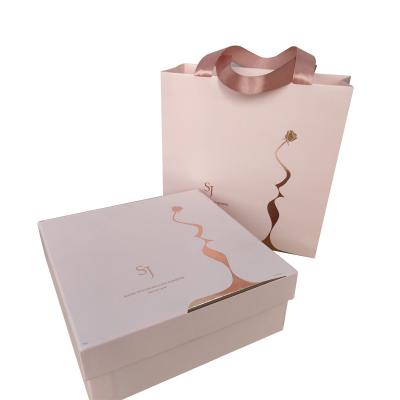 Luxo Logotipo personalizado Folha de ouro Impressão de papel Kraft Saco de embalagem de compras para sapatos Vestuário