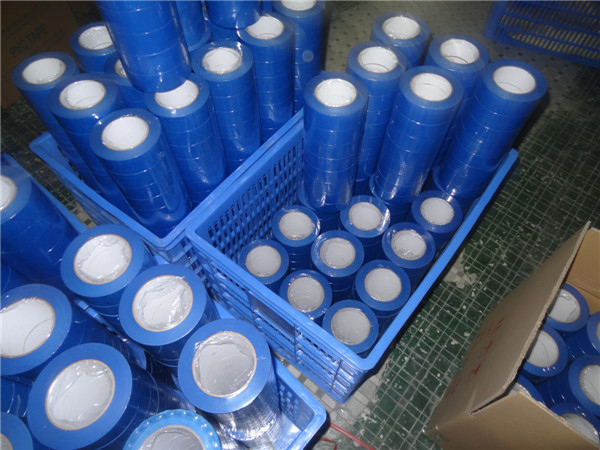 Голубые художники покрасили отделку/работу по дереву/стекло тонкой ленты для маскировки подходящую/металл