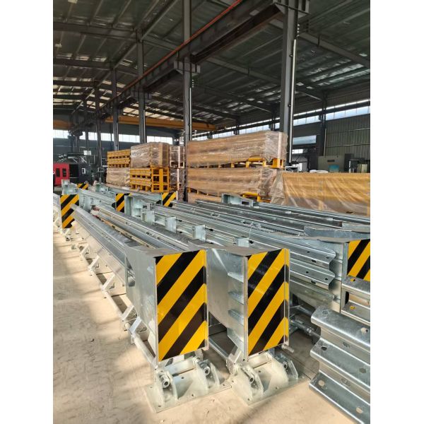 Heavy Duty Galvanized Steel Crash Barrier Highway Anti-Collision Guardrail Fence for High Speed Road Safety