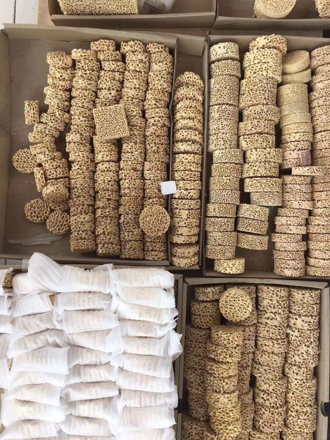 Высокая толерантность 0,01 мм Кремниевого карбида пенообразный керамический фильтр для нужд литейной промышленности