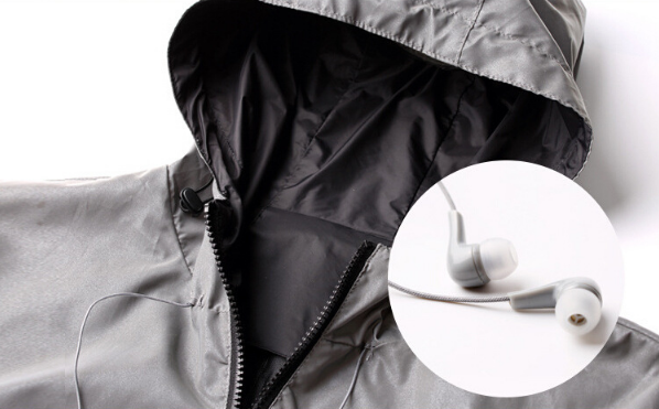 Multi Function Mens Outdoor Jacket , Contrast Color Built In Earphone Jacket