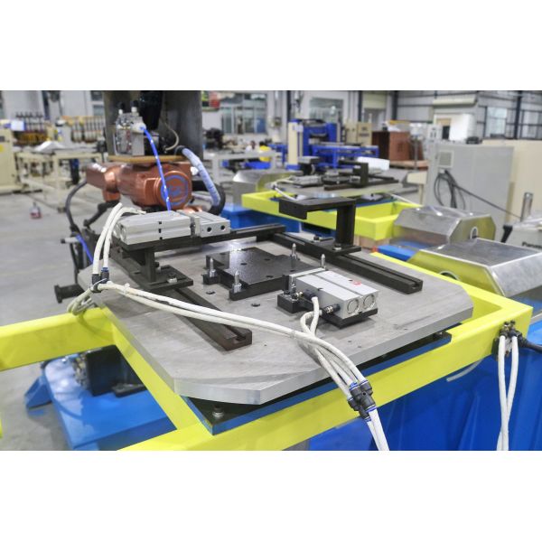 1100 Kg Industrial Welding Robots 1 Year Warranty For Automobile / Car Oil Tank