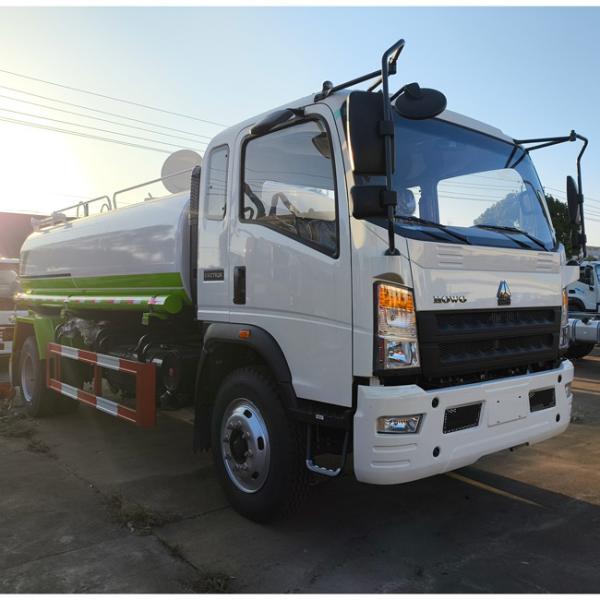 Camion-citerne HOWO 4X2 8000 litres d'exportation directe d'usine avec grande pompe à eau