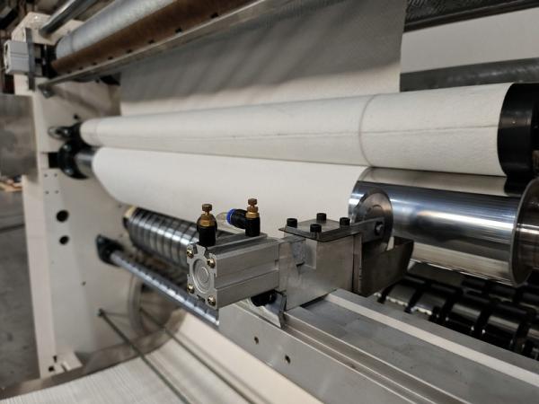 Bon marché prix de la machine à plier le papier intercalaire à grande vitesse